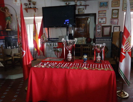 Trofeos y banderas en la Peña, antes del inicio del acto.