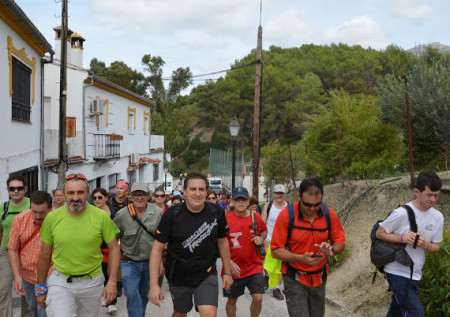 Participantes en la ruta solidaria (Foto: Club Senderismo 3 Caminos).
