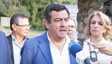 El presidente de la Diputación, con otros dirigentes del PP, a la entrada del yacimiento de Ocuri.