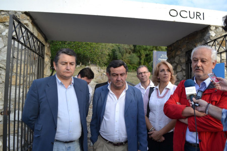 El presidente de la Diputación, el alcalde de Ubrique y otros representantes políticos del PP, en el yacimiento de Ocuri.