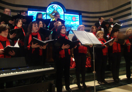 La Coral Polifónica de la Escuela Municipal de Música, durante su actuación en la Residencia de Ancianos.