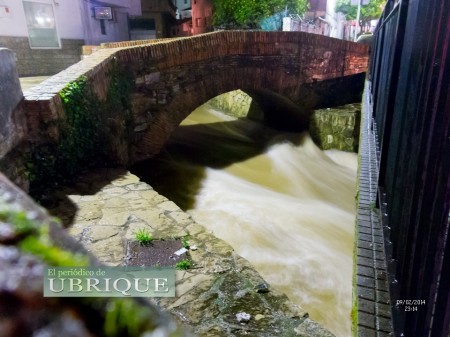 El caudal del río Ubrique a su paso por el antiguo  puente de la avenida de la Diputación. (FotoJuande).