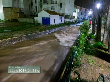 Caudal del río Ubrique el 9 de febrero de 2014, pasadas las 23 horas (FotoJuande).