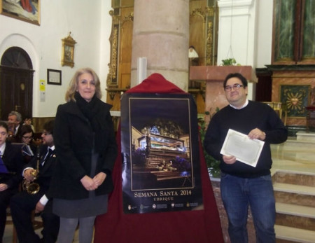Josefina Herrera y José Luis Guerrero, con el cartel de Semana Santa.