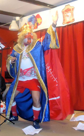 José Pulido García, disfrazado de Fernando III el Santo, durante el XIX pregón carnavalesco de la Peña Sevillista de Ubrique.