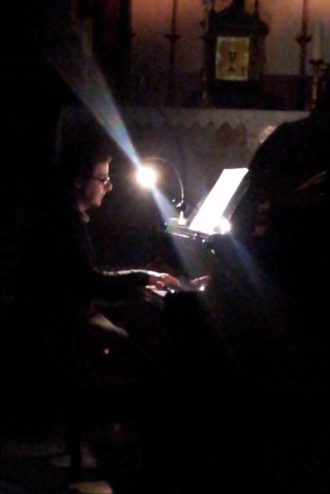 Daniel Borrego, al piano, con el templo en penumbra.