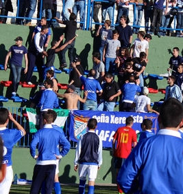 Aficionados del Xerez, en las gradas del estadio Antonio Barbadillo (Foto: www.xerezdeportivofc.com).