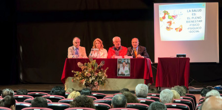 El autor del libro, Antonio Rodríguez Carrión, con el editor, Fernando Sígler, el alcalde, Manuel Toro, y la concejal de Salud, Josefina Herrera.