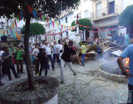 Manuel Ángel Gómez explota un gamón en la plaza de la Verdura el 3 de mayo de 2014.