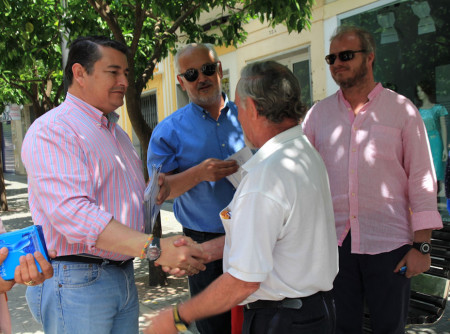 El presidente del PP de Cádiz, Antonio Sanz, con el alcalde de Ubrique, Manuel Toro, durante el reparto de propaganda electoral en la avenida de España.