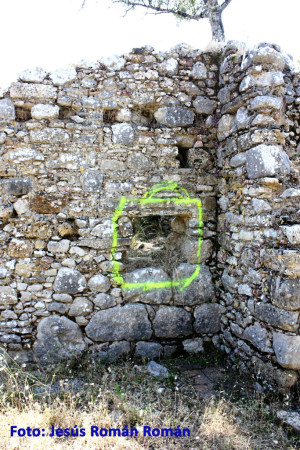 La pintada que enmarca una supuesta “ventana” en la llamada “Casa de Vegazo”, construida sobre los restos de uno de los templos romanos.