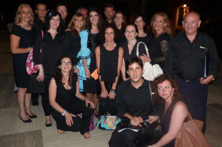Los miembros de la Coral ubriqueña, con la solista Soraya Méndez y la concejal de Cultura de Ubrique, Josefina Herrera.