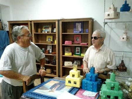 El autor de la exposición, Manuel Pérez Trastoy, con el presidente de la Asociación de Vecinos, Aurelio López.
