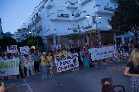 Concnetración contra la suelta de toros, celebrada en la avenida de España el 6 de septiembre (Foto: https://www.facebook.com/Noalasueltadeltoroennuestrascalles).