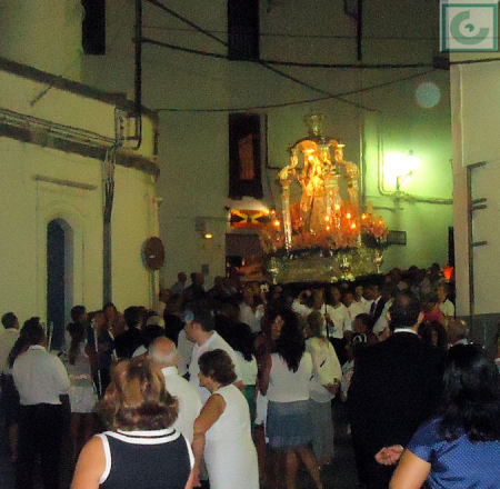 La procesión, a su paso por el depósito del Nacimiento, camino del Convento.