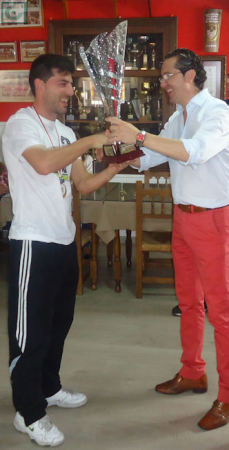 El presidente de la Peña entrega el trofeo de campeón al capitán del Estudiantes.