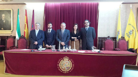 El doctor Galiana (a la izquierda), con los miembros del tribunal y el director de su tesis doctoral.