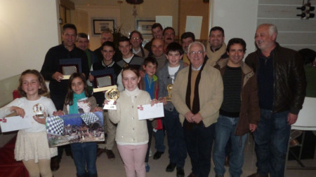 Premiados en el Torneo de Ajedrez de Navidad, con el alcalde y el concejal de Juventud.