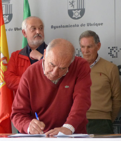 Manuel González, de la Peña Taurina Hermanos Bohórquez, firma el manifiesto.