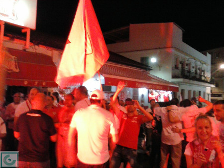 Celebración del triunfo del Sevilla FC en plena calle.