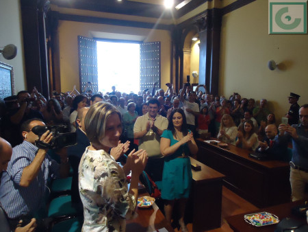 Isabel Gómez García, aplaudida tras ser elegida alcaldesa de Ubrique en el pleno de investidura.