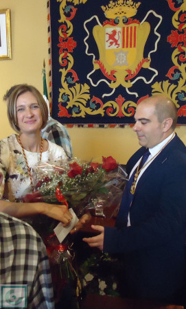 La alcaldesa, Isabel Gómez, y el nuevo concejal socialista Manuel Ángel Chacón.