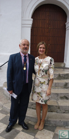 La alcaldesa recién investida, Isabel Gómez, y el alcalde saliente, Manuel Toro.