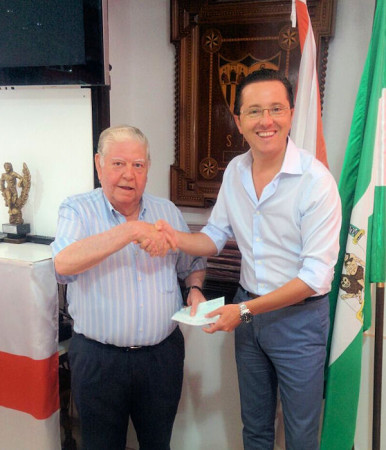 El presidente de la Peña Sevillsita, Juan Luis Ríos Añón, entrega el premio a Juan García Fernández.