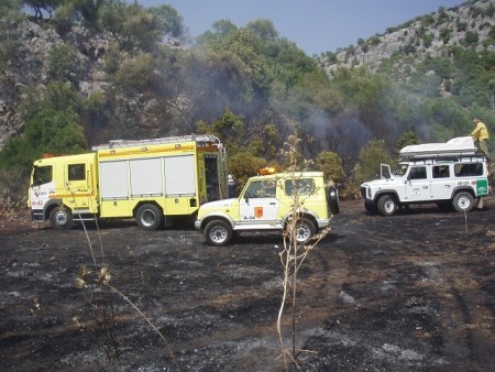 Vehículos de bomberos e Infoca en la zona del incendio.