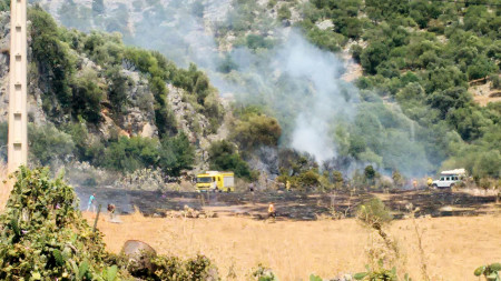 Operarios durante las tareas de extinción del incendio registrado el domingo 2 de agosto de 2015 (Foto: Manuel María Cabello Izquierdo).