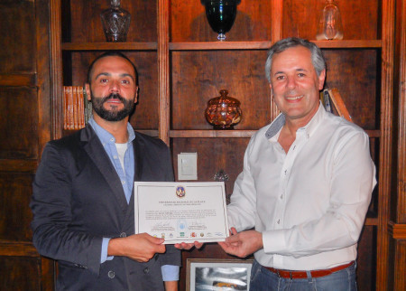 Carlos Santos Valle entrega a Javier Gallego un diploma de honor de la Cátedra de Cultura Andaluza de la Universidad Nacional de La Plata-