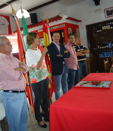 La alcaldesa, Isabel Gómez, durante su intervención en el acto de entrega de trofeos del VIII Torneo de Fútbol Sala de la Peña Sevillista, junto al presidente de la entidad, Juan Luis Ríos.