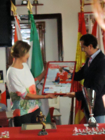 El presidente de la Peña Sevillista, Juan Luis Ríos, entrega a la alcaldesa, lsabel Gómez, el cartel enmarcado del torneo, como agradecimiento por la colaboración del Ayuntamiento.