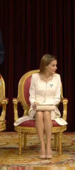 La reina Letizia, con el bolso hecho en Ubrique, en la proclamación de Felipe VI (Foto: Casa Real).