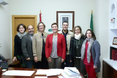 La delegada de Fomento, la alcaldesa y concejales del equipo de gobierno.