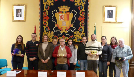 Reyes Magos, pajes y cartero real, con la alcaldesa y el concejal de Fiestas.