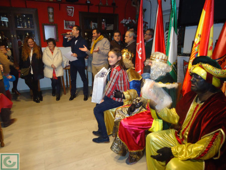 Los Reyes Magos reparten regalos a los socios infantiles de la Peña Sevillista.