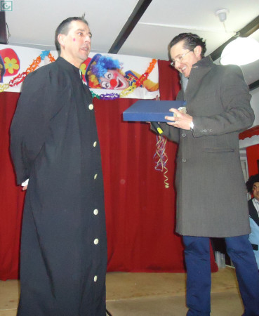 El presentador de la velada, Juan Cristóbal Chacón García, y el presidente de la Peña Sevillista, Juan Luis Ríos Añón.