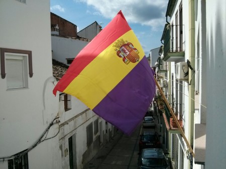 Bandera republicana en la sede deIU.