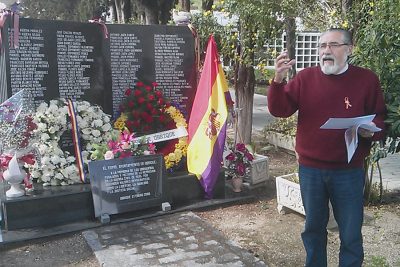 El coordinador local de IU, José García Solano, junto al monolito en recuerdo de los ubriqueños fusilados.