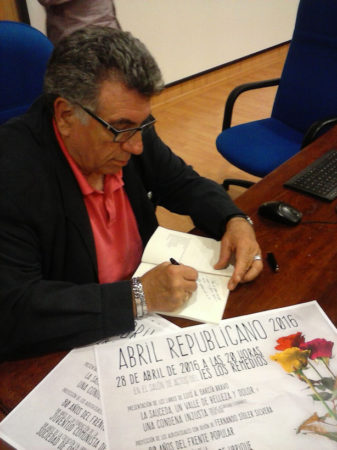 Luis Antonio García Bravo, durante la firma de libros.