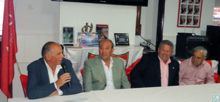 El presidente de la Peña Sevillista de Ubrique, Manuel Sígler, durante su intervención, junto con los ex-futbolistas Sanjosé y Lora y el directivo Miguel Bautista.