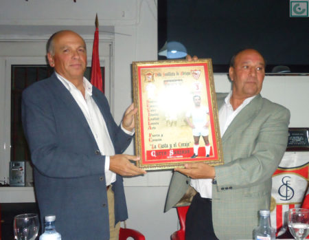El presidente de laPeña, Manuel Sígler, entrega un cuadro de recuerdo a Sanjosé.