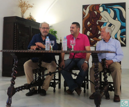 El escritor Antonio García Barbeito presenta la exposición, junto al concejal de Cultura, José Fernández Rivera, y el pintor Antonio Rodríguez Agüera.