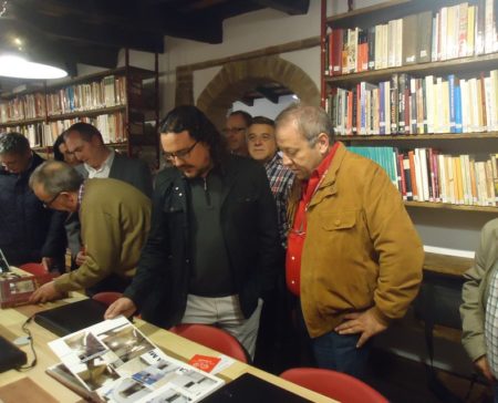 En primer término, el alcalde de Medina Sidonia, Fernando Macías, y el vicepresidente del Foro por la Memoria del Campo de Gibraltar, Andrés del Río; detrás, el historiador Antonio Morales Benítez, en la biblioteca.
