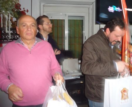 El presidente de la Peña Sevillista, Manuel Sígler, con los directivos Joseda Gómez y Juan Luis Ríos, en la entrega de regalos.