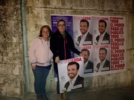 Pegada de carteles de IU en Ubrique.