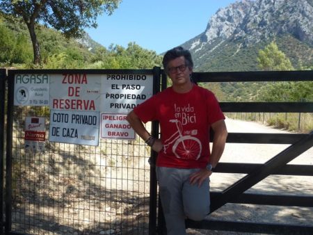 Juan Clavero, en la puerta del camino cerrado por la Sociedad Breña del Agua Investments S.L.