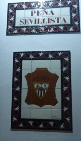 Cerámicas con rótulo y escudo de la Peña Sevillista.