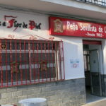 Lema de la Peña Sevillista de Ubrique en la fachada de la nueva sede.